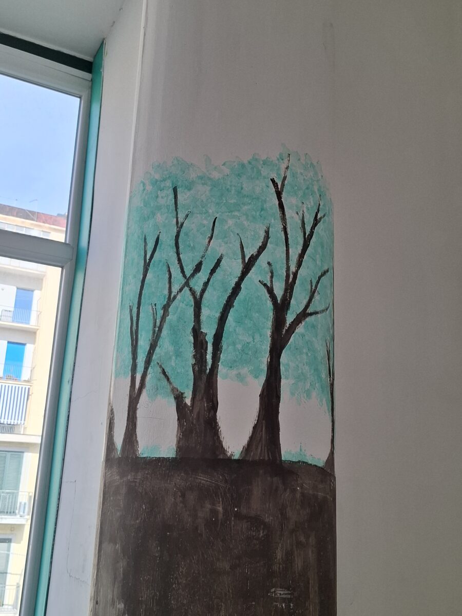 Alberi dipinti in uno degli spazi scolastici del Liceo Galizia